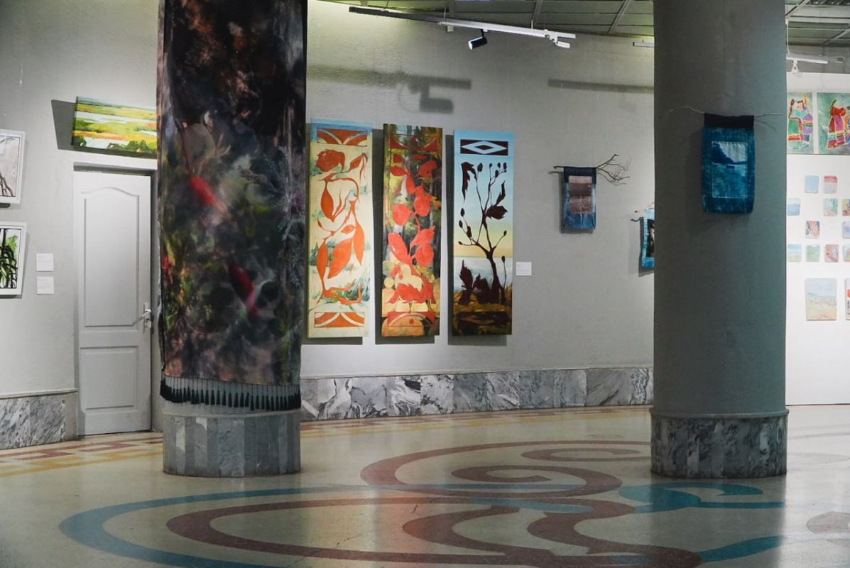 Песок, ржавчина и байкальские растения стали частью новой выставки в Улан-Удэ Песок, ржавчина и байкальские растения стали частью новой выставки в Улан-Удэ