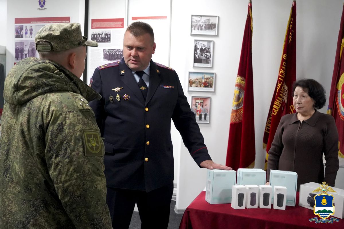 Полицейские Бурятии передали партию гуманитарной помощи военнослужащим, находящимся в зоне СВО Полицейские Бурятии передали партию гуманитарной помощи военнослужащим, находящимся в зоне СВО