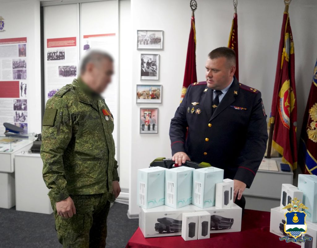 Полицейские Бурятии передали партию гуманитарной помощи военнослужащим, находящимся в зоне СВО Полицейские Бурятии передали партию гуманитарной помощи военнослужащим, находящимся в зоне СВО