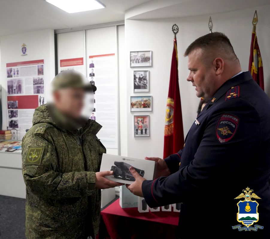Полицейские Бурятии передали партию гуманитарной помощи военнослужащим, находящимся в зоне СВО Полицейские Бурятии передали партию гуманитарной помощи военнослужащим, находящимся в зоне СВО