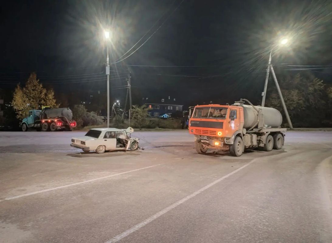 Два человека пострадали при столкновении КамАЗа и легковушки в Улан-Удэ