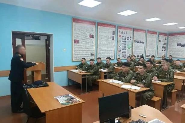В Улан-Удэ сотрудники спецподразделений Росгвардии встретились со слушателями военно-учебного центра