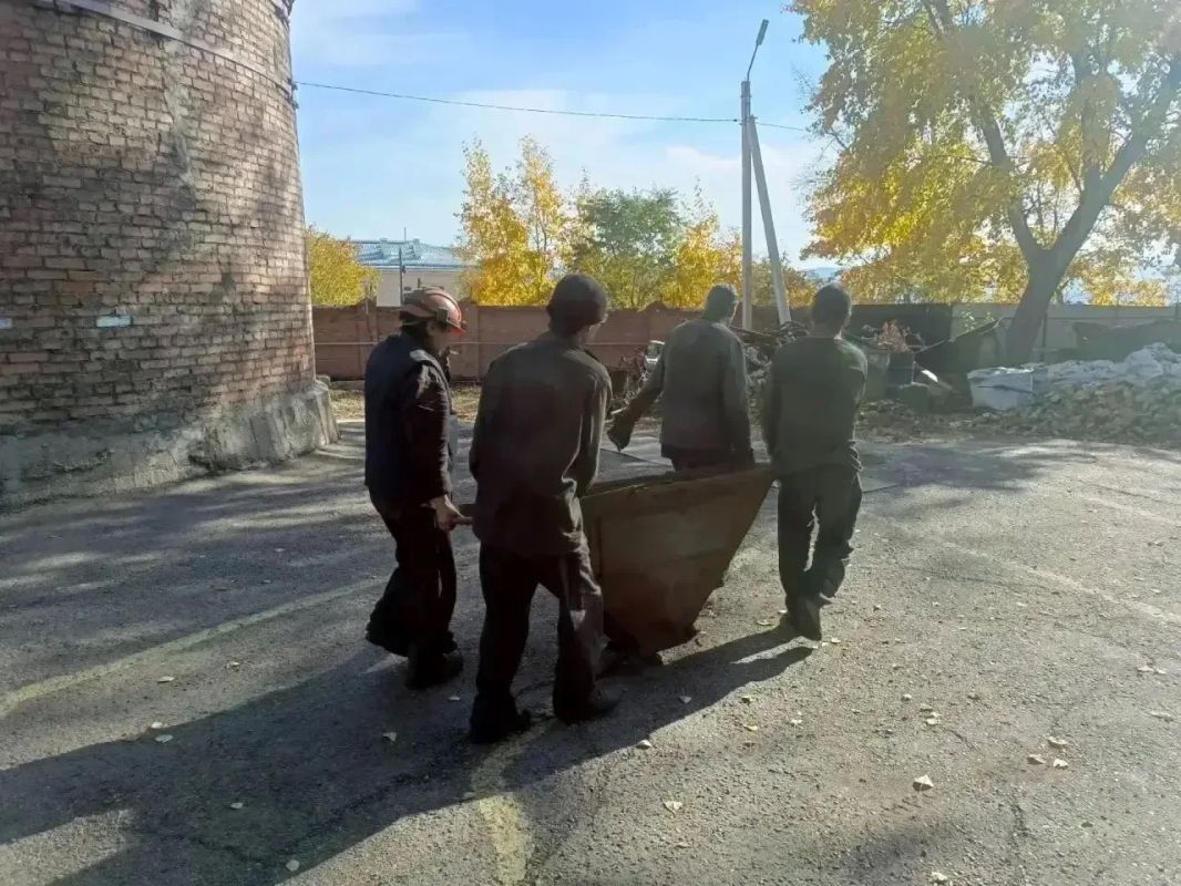 Сотрудники «ТГК-14» в рамках месячника чистоты убрали 50 кубометров мусора с 4 000 квадратных метров объектов теплоснабжения и теплотрасс Сотрудники «ТГК-14» в рамках месячника чистоты убрали 50 кубометров мусора с 4 000 квадратных метров объектов теплоснабжения и теплотрасс