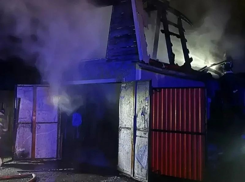 Пожарные спасли взрослого и ребёнка из дома в Улан-Удэ