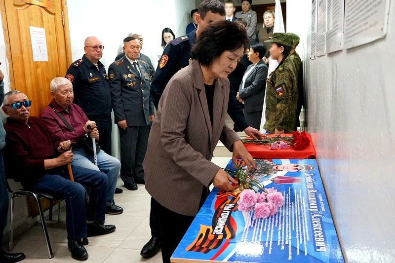 В улан-удэнской школе открыли Парту Героя в память о сотруднике вневедомственной охраны Владимире Дембелове В улан-удэнской школе открыли Парту Героя в память о сотруднике вневедомственной охраны Владимире Дембелове