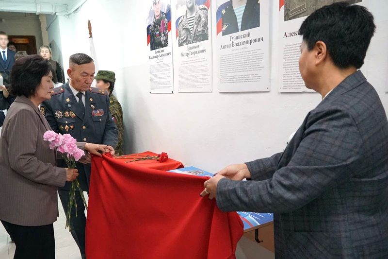 В улан-удэнской школе открыли Парту Героя в память о сотруднике вневедомственной охраны Владимире Дембелове В улан-удэнской школе открыли Парту Героя в память о сотруднике вневедомственной охраны Владимире Дембелове