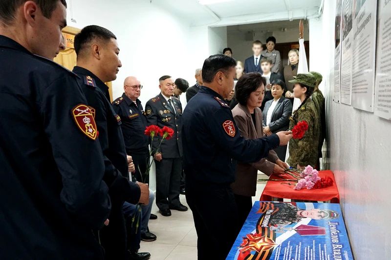 В улан-удэнской школе открыли Парту Героя в память о сотруднике вневедомственной охраны Владимире Дембелове В улан-удэнской школе открыли Парту Героя в память о сотруднике вневедомственной охраны Владимире Дембелове