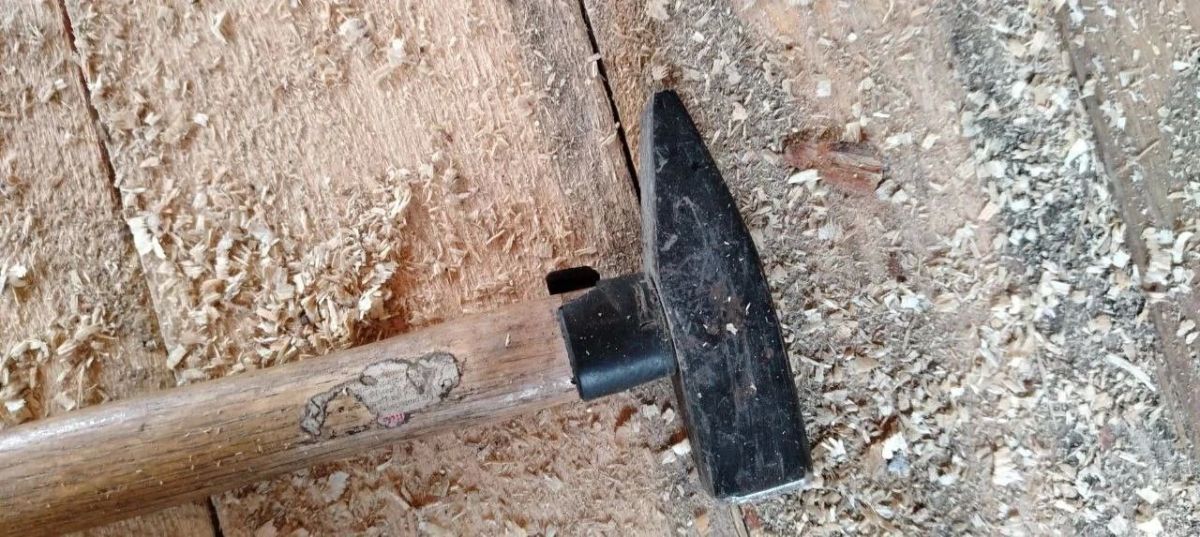 Буйный улан-удэнец разбил окно чужой машины и расколошматил дверь соседей молотком