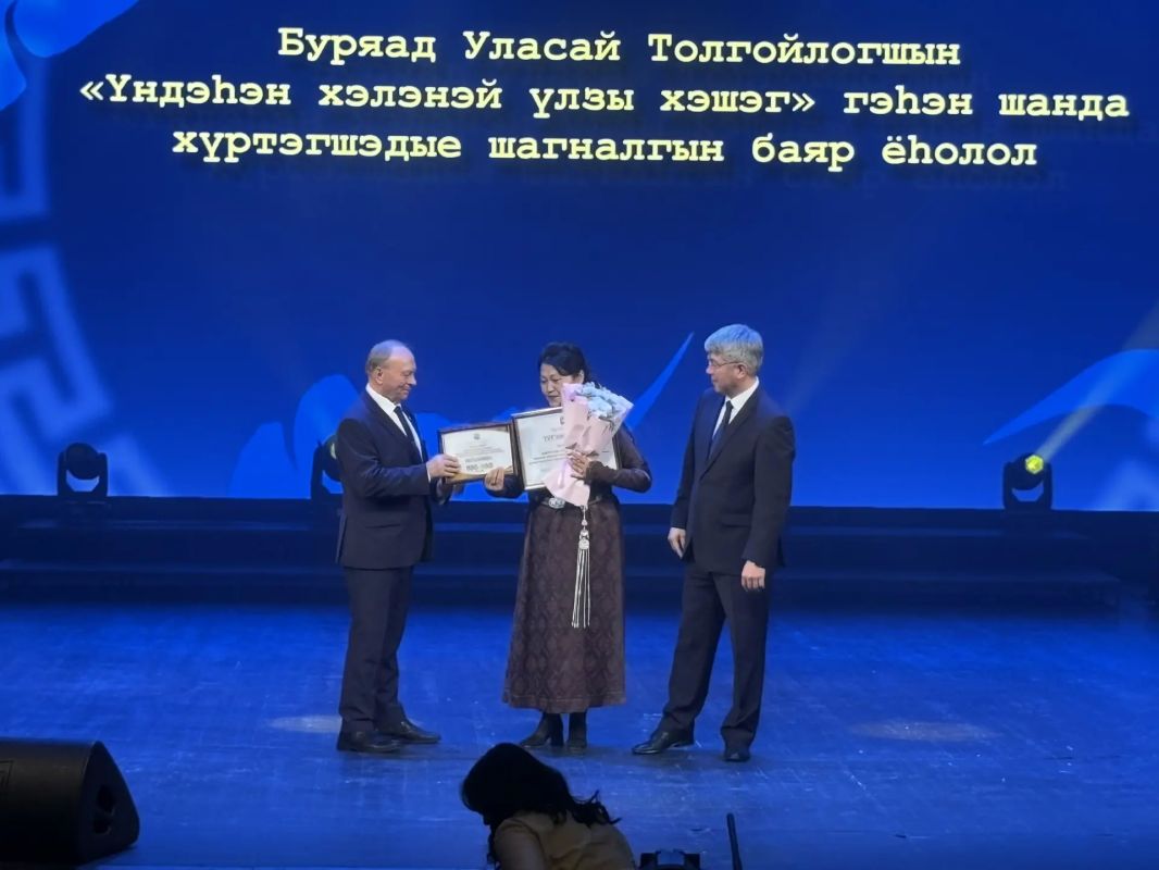 Сегодня в театре бурятской драмы состоялось торжественное собрание общественности, на котором первые лица республики поздравили жителей Бурятии с традиционным праздником «День бурятского языка» Сегодня в театре бурятской драмы состоялось торжественное собрание общественности, на котором первые лица республики поздравили жителей Бурятии с традиционным праздником «День бурятского языка»