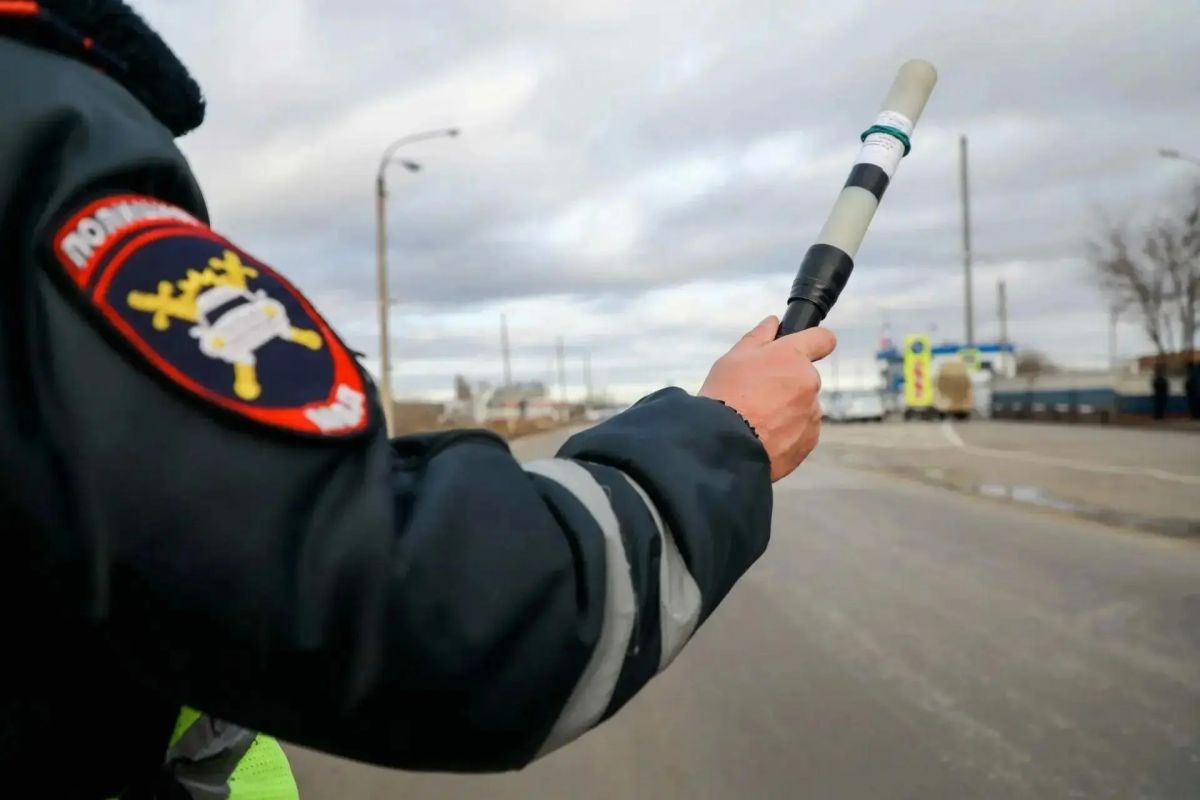 Сотрудники Госавтоинспекции работают на месте ДТП в Октябрьском районе Улан-Удэ