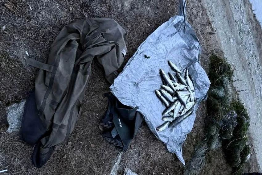 Более 30 омулей и две сети изъяли у молодого жителя Бурятии на Байкале Более 30 омулей и две сети изъяли у молодого жителя Бурятии на Байкале