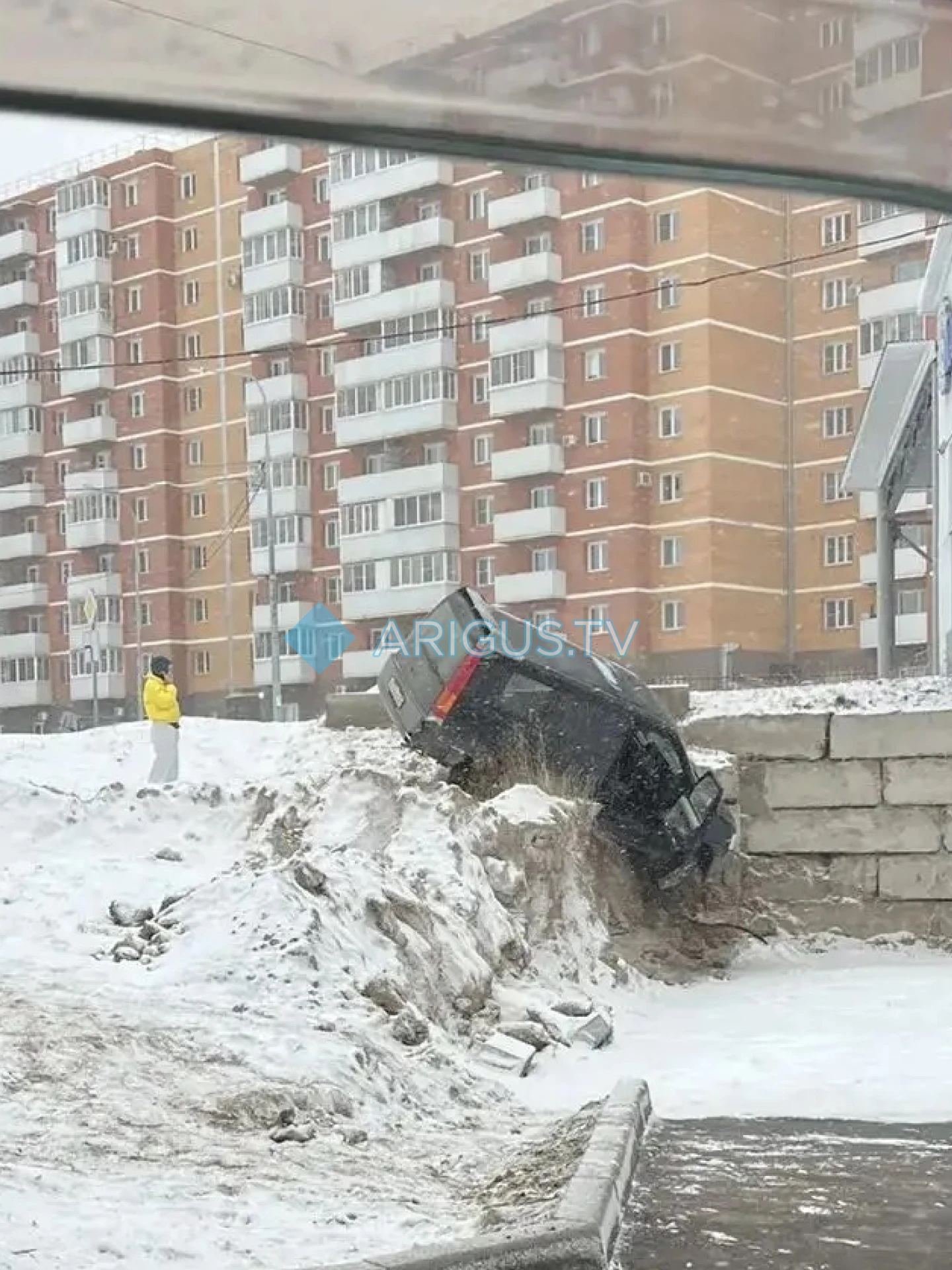 Нам пишут: Машина повисла на обрыве на улице Ринчино