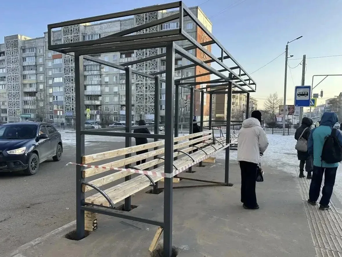 В УланУдэ на улицах Шумяцкого и Жердева монтируют новые павильоны